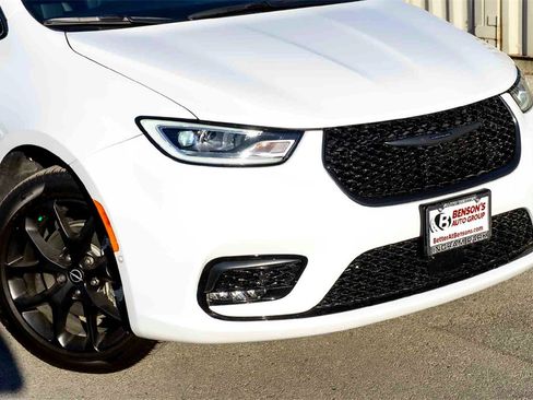 New 2026 Chrysler Pacifica Select w/ S Appearance Package image 3