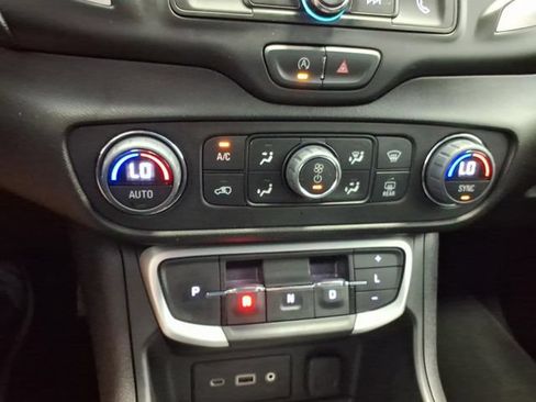 Used 2024 GMC Terrain SLE w/ Driver Convenience Package FWD image 22