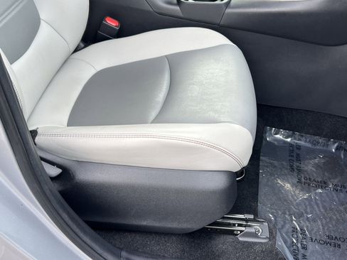 Used 2021 Toyota RAV4 XLE Premium image 31