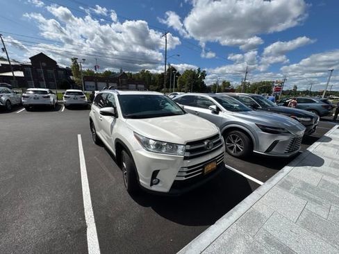 Used 2019 Toyota Highlander XLE AWD/4WD image 3