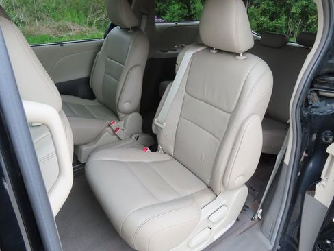 Used 2016 Toyota Sienna XLE w/ XLE Navigation Package FWD image 30