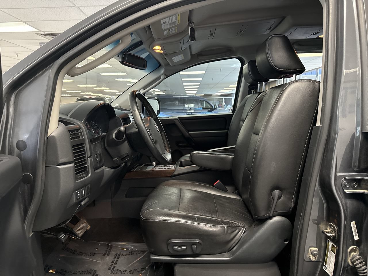 Used 2009 Nissan Titan LE AWD/4WD image 14