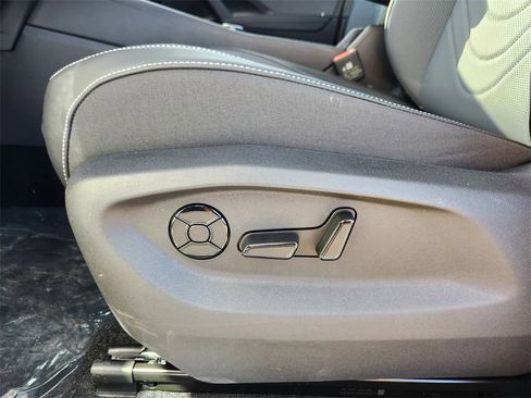 New 2026 Volkswagen Tiguan SE image 14