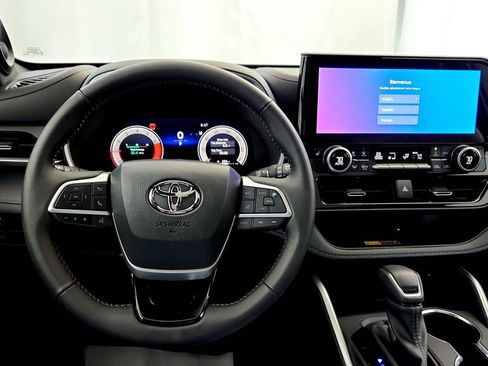 Used 2025 Toyota Highlander XSE AWD/4WD image 32