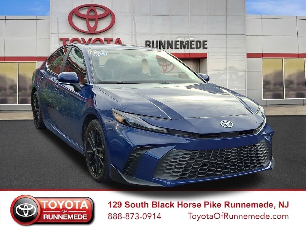 Used 2025 Toyota Camry SE FWD image 1