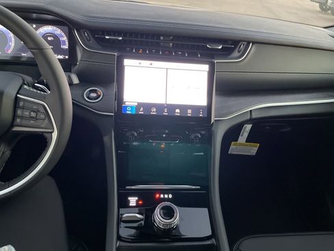 New 2025 Jeep Grand Cherokee Limited w/ Black Appearance Package image 17