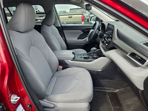 Used 2021 Toyota Highlander LE AWD/4WD image 16