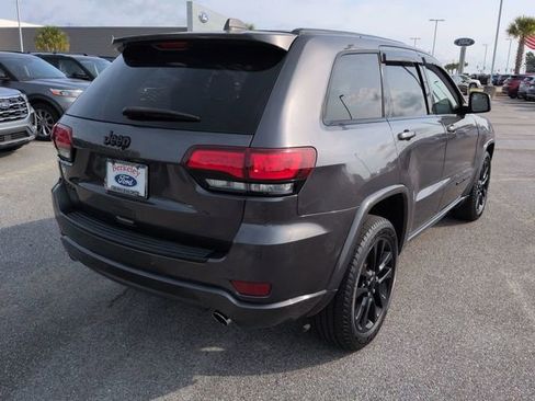 Used 2017 Jeep Grand Cherokee Altitude AWD/4WD image 4