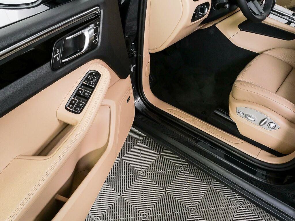 Certified 2026 Porsche Macan AWD/4WD image 8