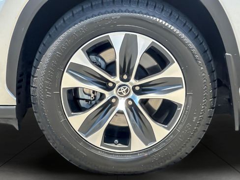 Used 2022 Toyota Highlander XLE AWD/4WD image 26