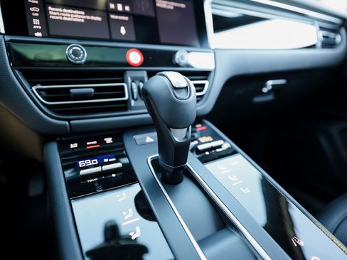 Certified 2025 Porsche Macan image 20