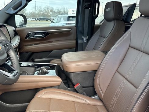 Used 2025 Chevrolet Suburban High Country image 5