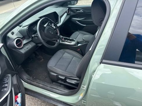 Used 2024 Chevrolet Trax RS w/ Sunroof Package FWD image 5