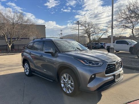 Certified 2025 Toyota Highlander Limited image 3