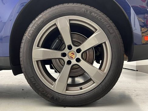 Certified 2025 Porsche Macan AWD/4WD image 27