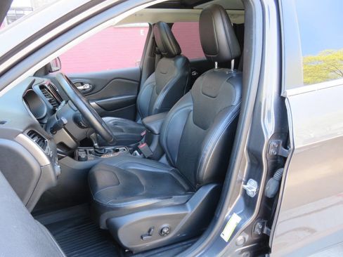 Used 2019 Jeep Cherokee Limited AWD/4WD image 10