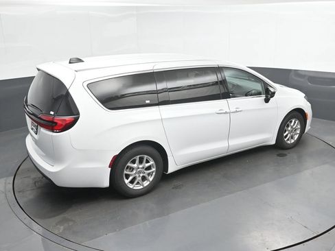 Used 2024 Chrysler Pacifica Touring-L FWD image 31