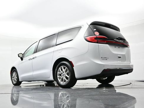 Used 2024 Chrysler Pacifica Touring-L image 18