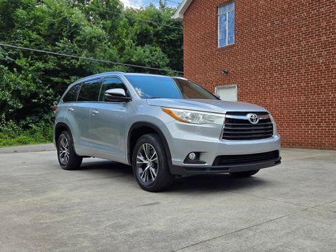 Used 2016 Toyota Highlander XLE FWD image 3