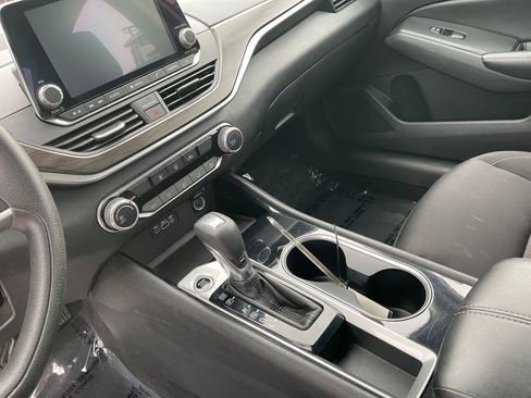 Used 2024 Nissan Altima 2.5 SV image 18