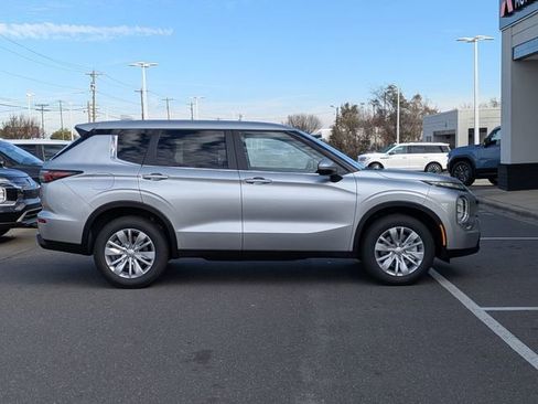 New 2026 Mitsubishi Outlander ES image 2