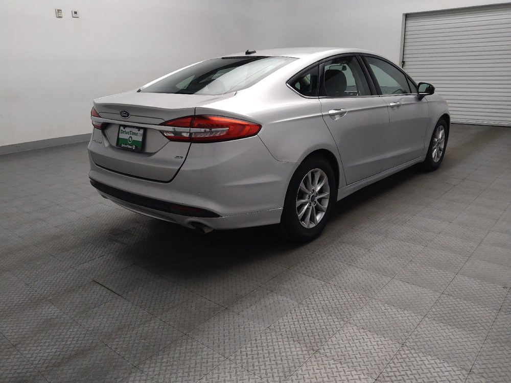 Used 2017 Ford Fusion SE w/ Fusion SE Technology Package FWD image 9