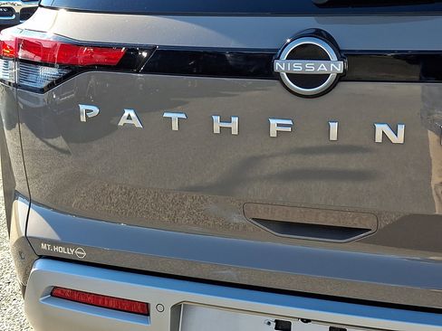 Used 2023 Nissan Pathfinder Platinum image 16