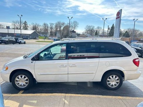 Used 2006 Chrysler Town & Country Touring image 5