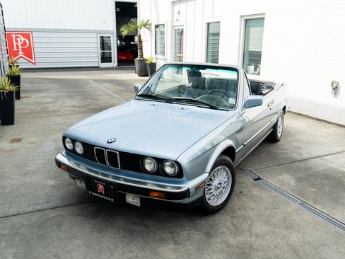 Used 1990 BMW 325i Convertible RWD image 3