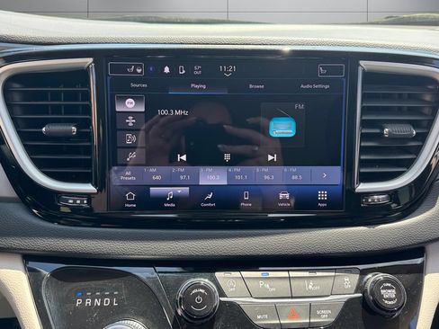 Used 2024 Chrysler Pacifica Touring-L FWD image 21