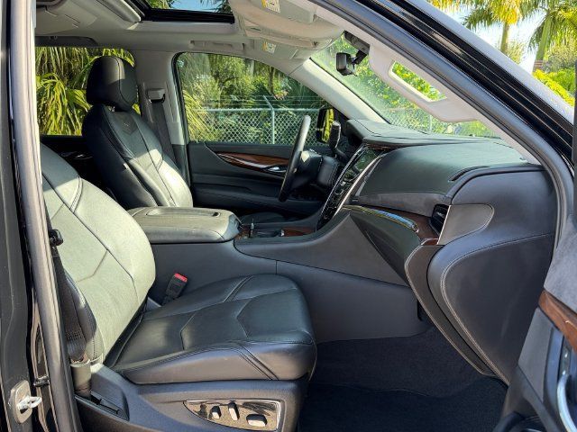 Used 2020 Cadillac Escalade Luxury AWD/4WD image 19