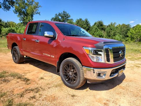 Used 2018 Nissan Titan SL image 15