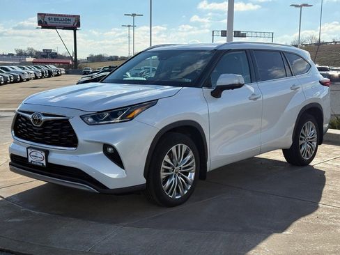 Used 2023 Toyota Highlander Platinum image 10