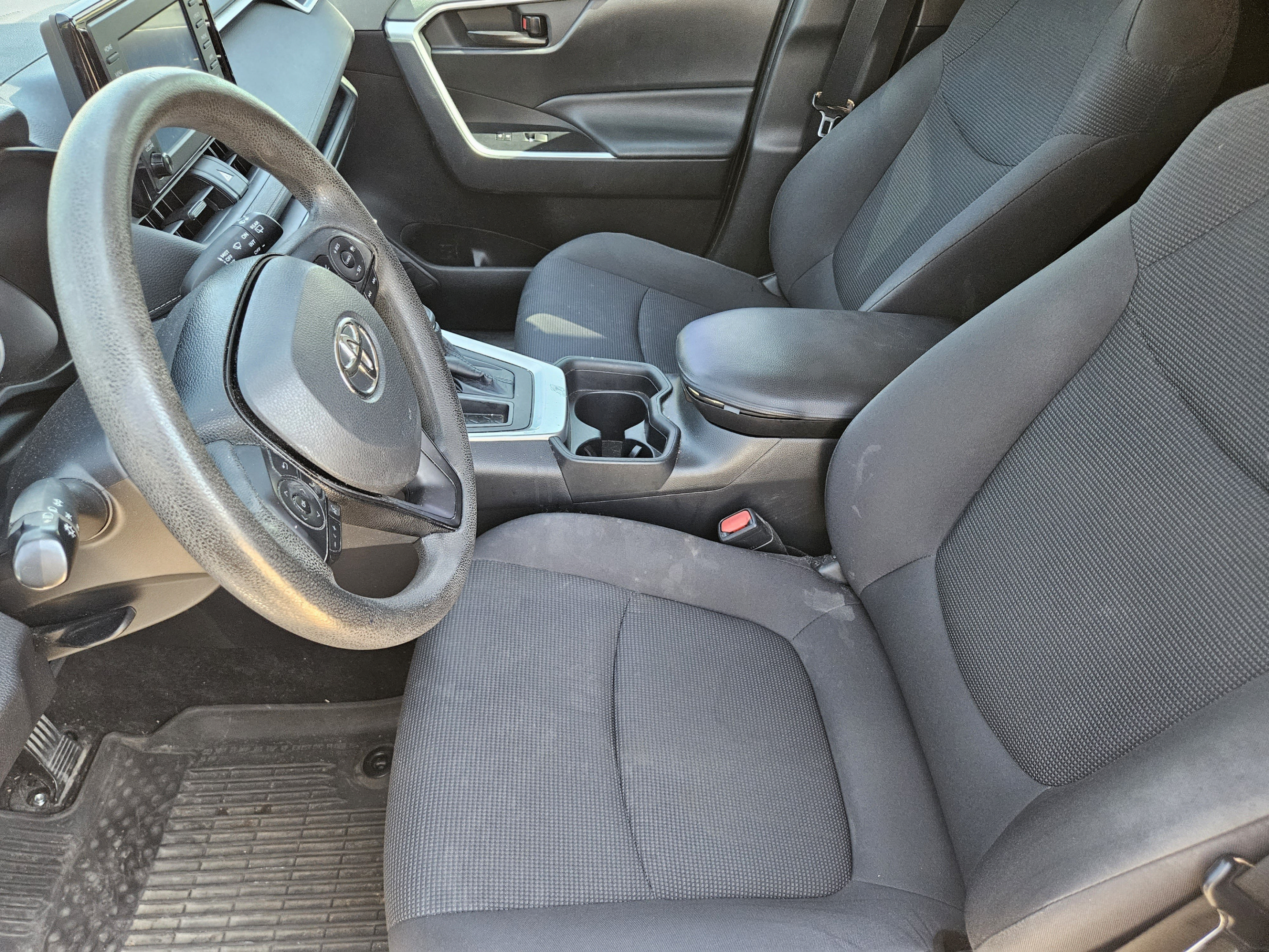 Used 2019 Toyota RAV4 LE FWD image 12