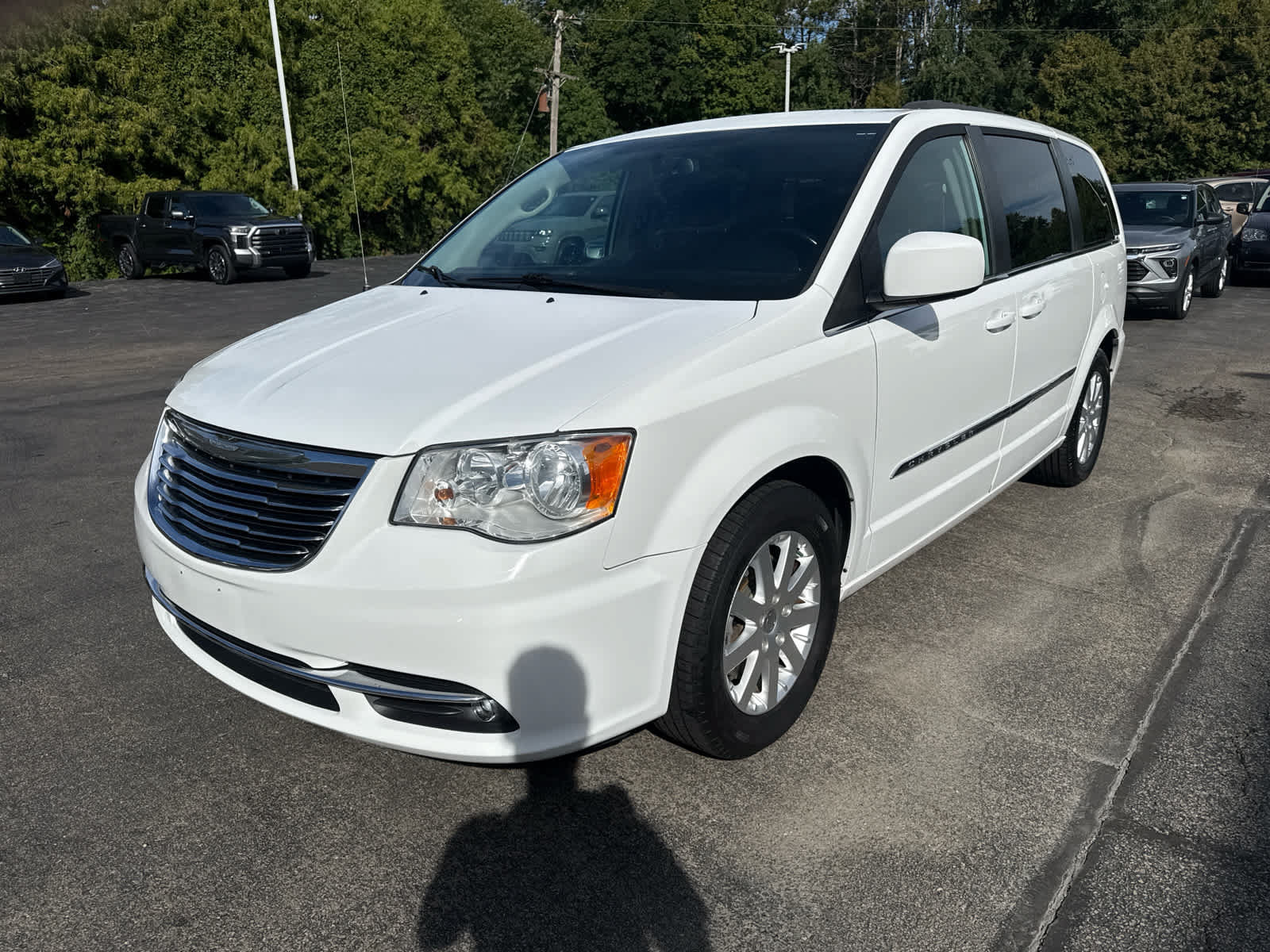 Used 2016 Chrysler Town & Country Touring FWD image 7