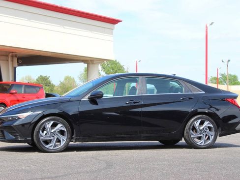 Used 2025 Hyundai Elantra SEL FWD image 6