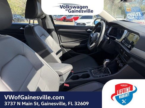Used 2024 Volkswagen Jetta SE image 9