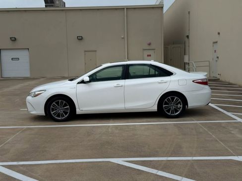 Used 2015 Toyota Camry SE w/ Moonroof Package FWD image 4