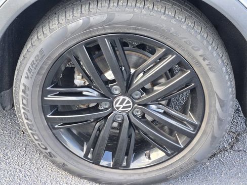 Used 2022 Volkswagen Tiguan SE R-Line FWD image 9