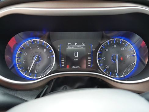 Used 2018 Chrysler Pacifica Touring Plus w/ Tire & Wheel Group FWD image 13