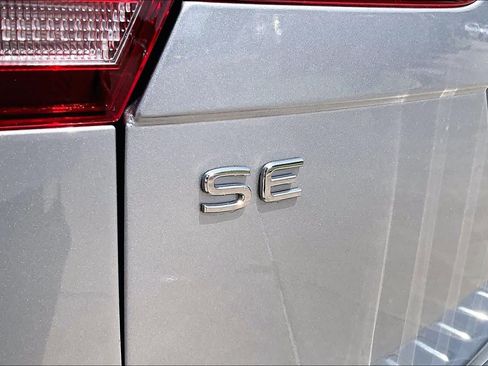 Used 2024 Volkswagen Tiguan SE FWD image 9