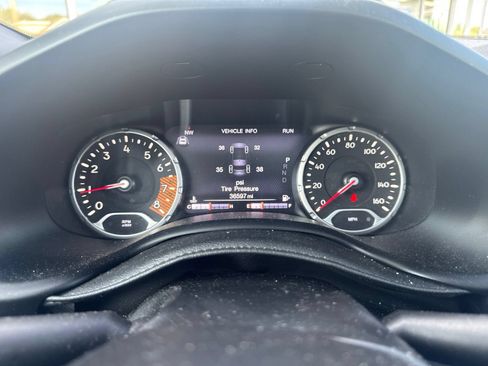 Used 2021 Jeep Renegade Latitude w/ Sun & Sound Group FWD image 10