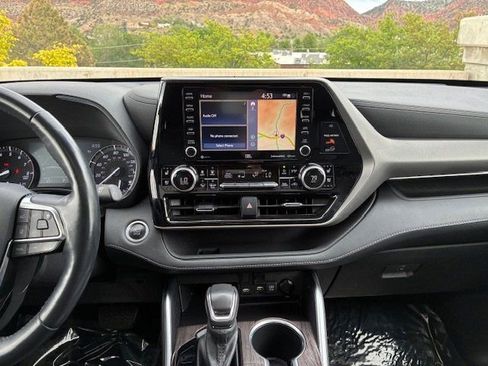 Used 2021 Toyota Highlander Limited image 14