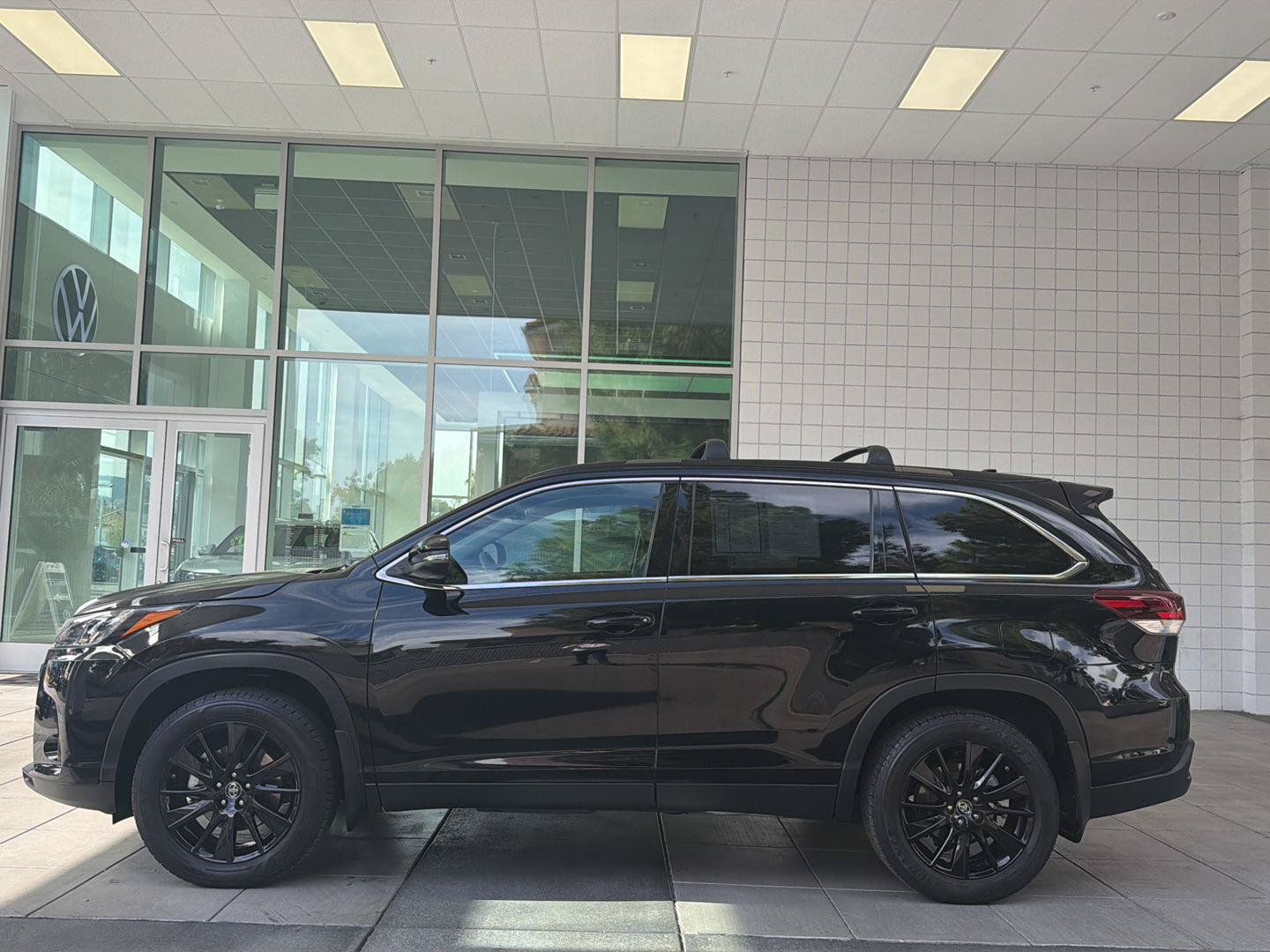 Used 2019 Toyota Highlander SE AWD/4WD image 2