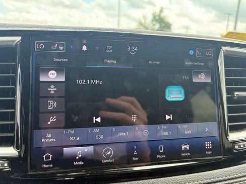 Used 2024 Chrysler Pacifica Limited FWD image 12