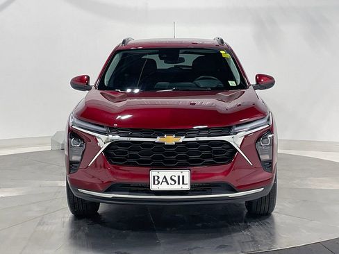 Used 2025 Chevrolet Trax LT w/ LT Convenience Package FWD image 9