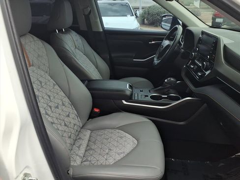 Used 2022 Toyota Highlander Bronze Edition image 11