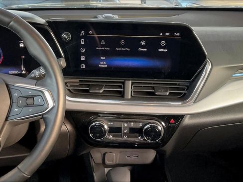 Used 2024 Chevrolet Trax LT w/ LT Convenience Package image 8