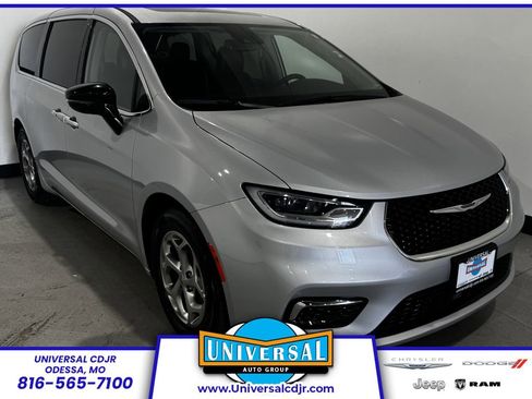 Used 2024 Chrysler Pacifica Limited image 1