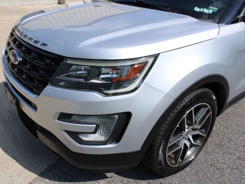 Used 2017 Ford Explorer Sport w/ Equipment Group 401A AWD/4WD image 3